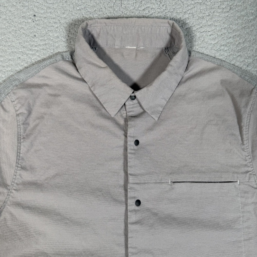 Lululemon Shirt Mens Small Gray Button Up Ventlight Sleeve Casual Preppy Logo